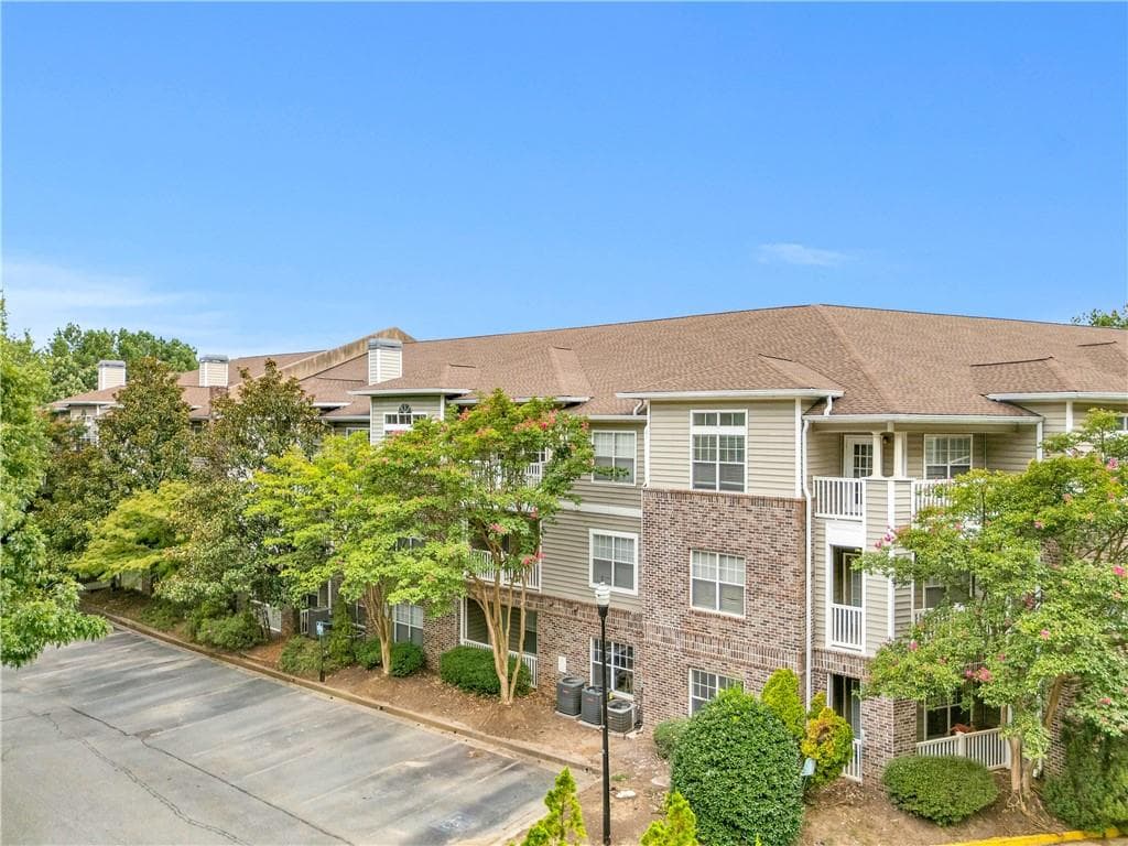 2 bedroom, 2 bathroom, 1,130 sq ft condominium for sale at 2700 Pine Tree Road 1308, Atlanta, GA 30324 — photo 2