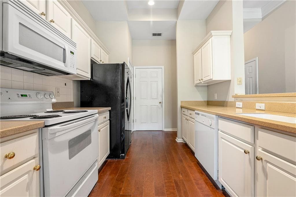 2 bedroom, 2 bathroom, 1,130 sq ft condominium for sale at 2700 Pine Tree Road 1308, Atlanta, GA 30324 — photo 9