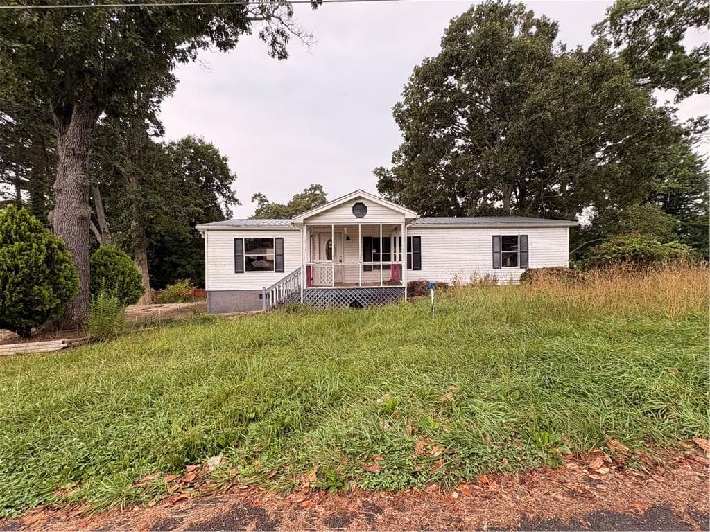 3 bedroom, 2 bathroom, 1,248 sq ft single family residence for sale at 71 Elm Street, Blue Ridge, GA 30513 — photo 1 of 20