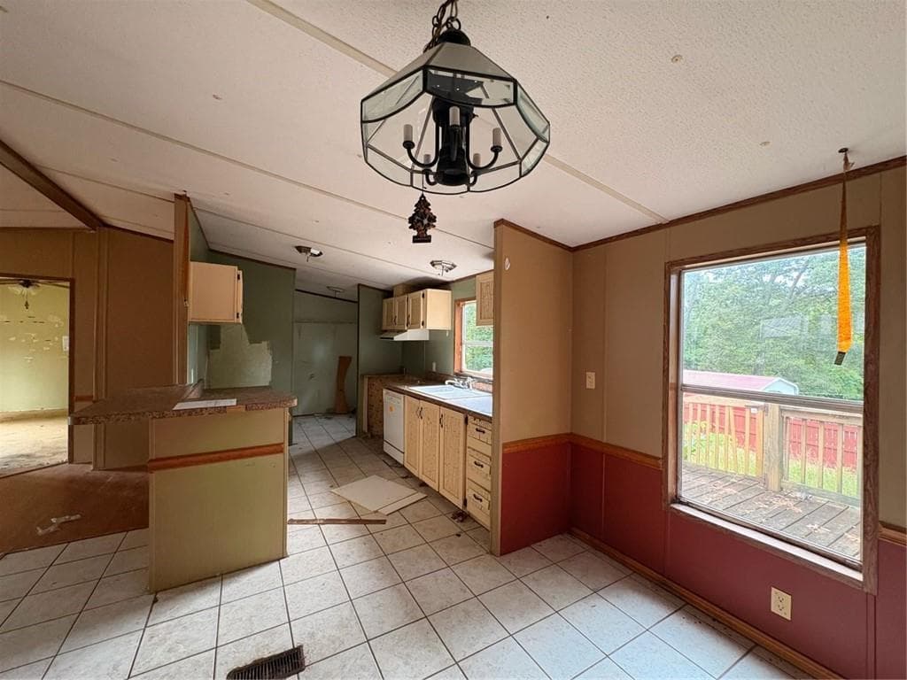 3 bedroom, 2 bathroom, 1,248 sq ft single family residence for sale at 71 Elm Street, Blue Ridge, GA 30513 — photo 6