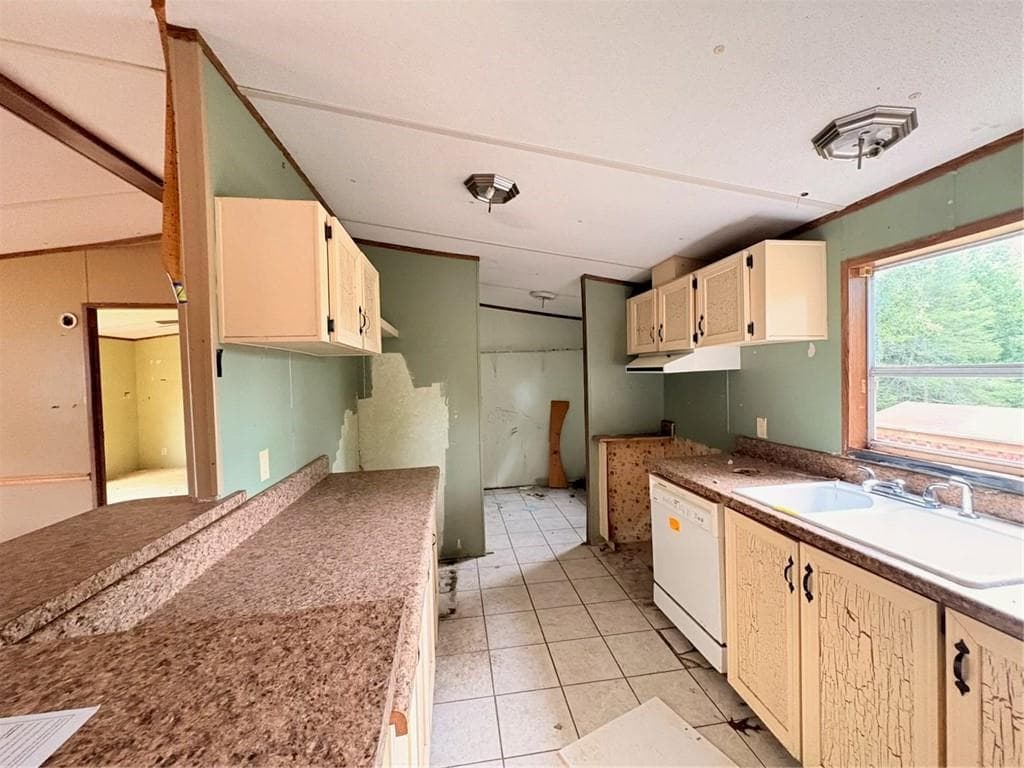 3 bedroom, 2 bathroom, 1,248 sq ft single family residence for sale at 71 Elm Street, Blue Ridge, GA 30513 — photo 8