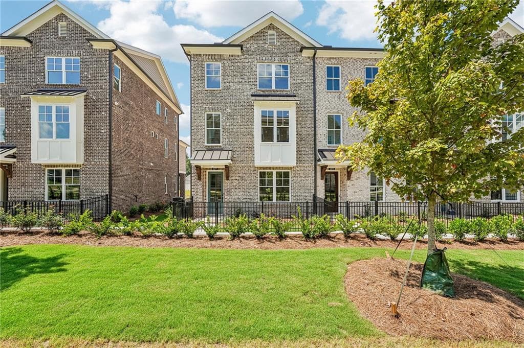 3 bedroom, 4 bathroom, 2,201 sq ft townhouse for sale at 4573 Deanston Court 390, Peachtree Corners, GA 30092 — photo 3