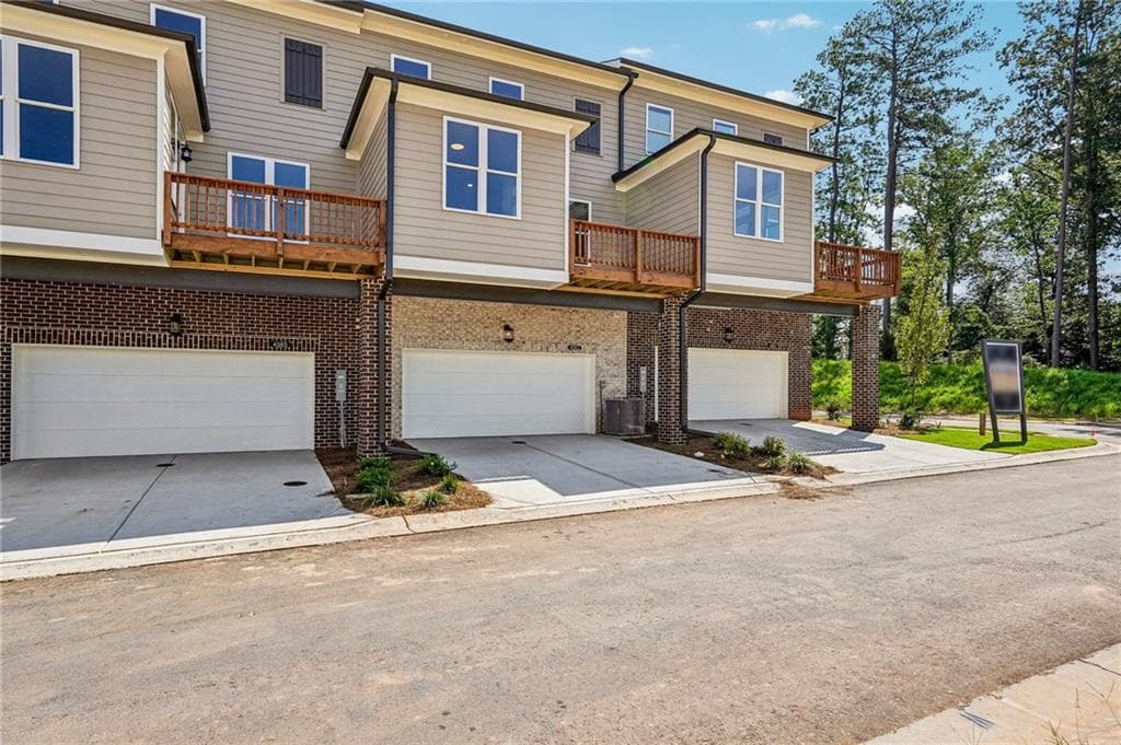 3 bedroom, 4 bathroom, 2,201 sq ft townhouse for sale at 4573 Deanston Court 390, Peachtree Corners, GA 30092 — photo 4