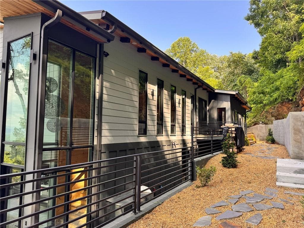 4 bedroom, 5 bathroom, 4,288 sq ft single family residence for sale at 970 Lakeview Drive, Blue Ridge, GA 30513 — photo 4