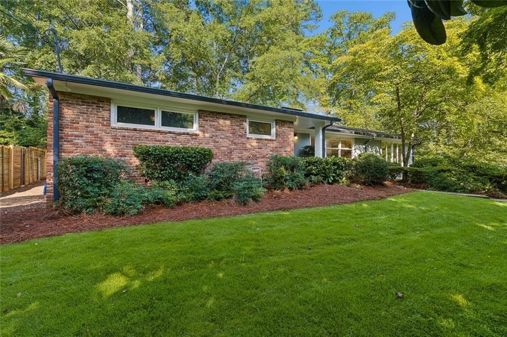 3 bedroom, 2 bathroom, 1,941 sq ft single family residence under contract at 774 Briar Park Court, Atlanta, GA 30306 — photo 3
