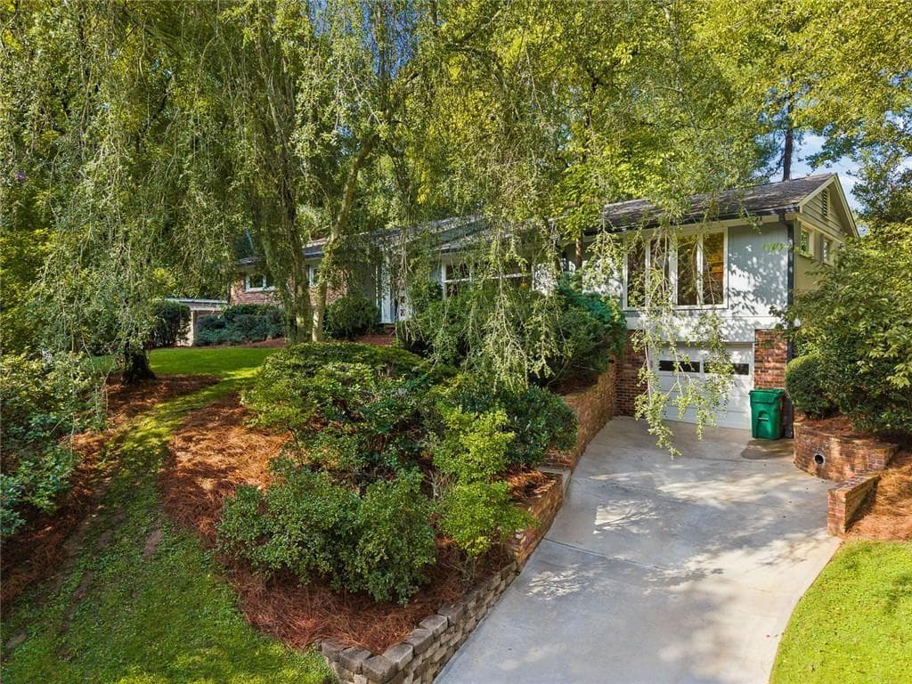 3 bedroom, 2 bathroom, 1,941 sq ft single family residence under contract at 774 Briar Park Court, Atlanta, GA 30306 — photo 4