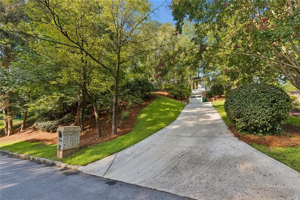 3 bedroom, 2 bathroom, 1,941 sq ft single family residence under contract at 774 Briar Park Court, Atlanta, GA 30306 — photo 5