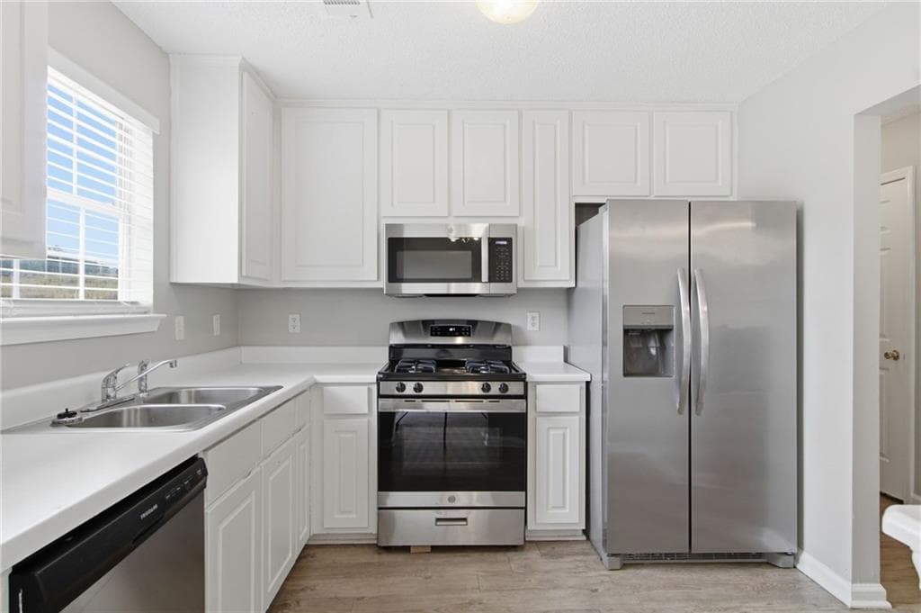 3 bedroom, 2 bathroom, 1,990 sq ft single family residence under contract at 445 Buffington Drive, Union City, GA 30291 — photo 6