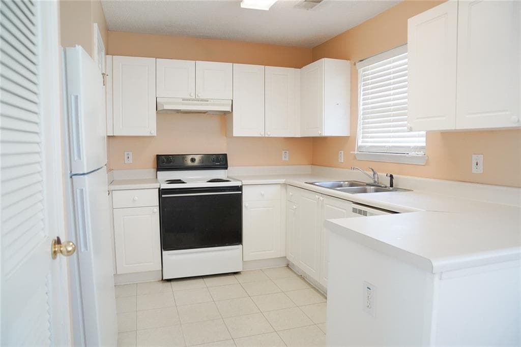 2 bedroom, 3 bathroom, 1,150 sq ft single family residence for sale at 300 Goldenrod Drive, Stockbridge, GA 30281 — photo 3