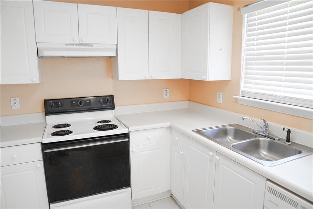 2 bedroom, 3 bathroom, 1,150 sq ft single family residence for sale at 300 Goldenrod Drive, Stockbridge, GA 30281 — photo 4