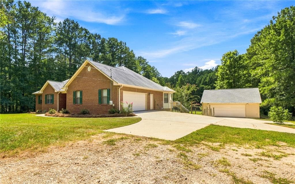 3 bedroom, 2 bathroom, 2,550 sq ft single family residence for sale at 2762 Lester Mill Road, Locust Grove, GA 30248 — photo 2