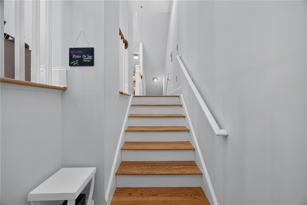 3 bedroom, 4 bathroom, 2,042 sq ft townhouse for sale at 1558 Mosaic Way, Smyrna, GA 30080 — photo 4
