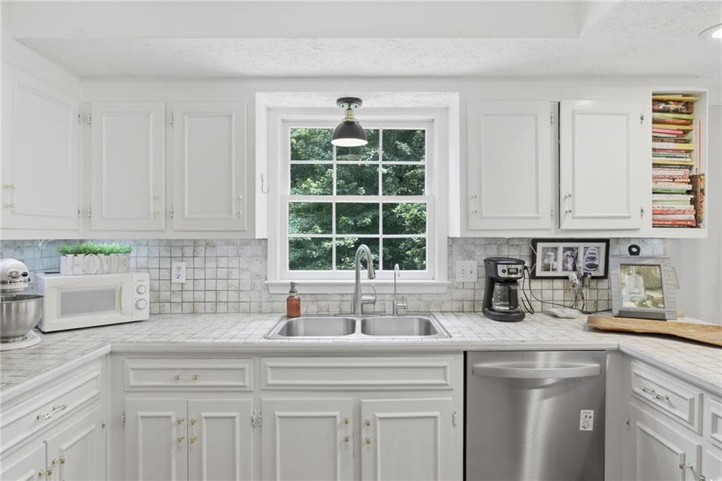 5 bedroom, 3 bathroom, 3,796 sq ft single family residence for sale at 2059 Mountain Creek Drive, Stone Mountain, GA 30087 — photo 7