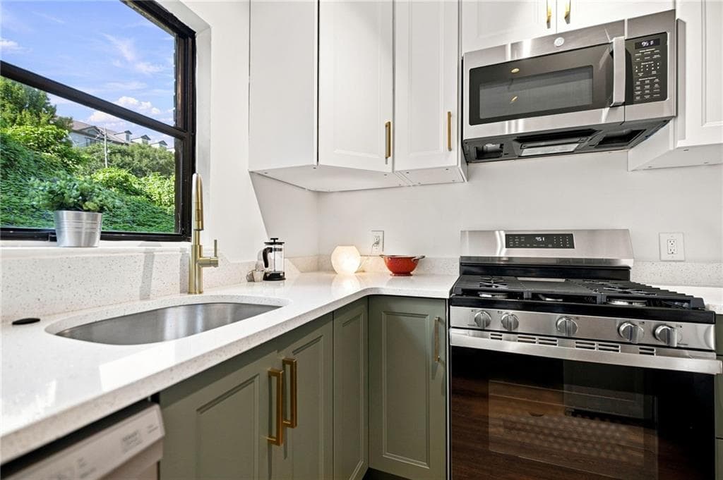 2 bedroom, 1 bathroom, 667 sq ft condominium for sale at 692 Argonne Avenue 2, Atlanta, GA 30308 — photo 7