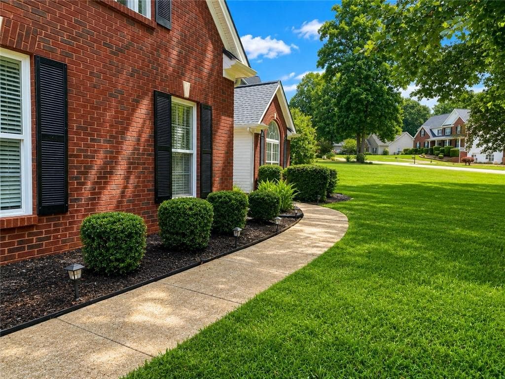 3 bedroom, 2 bathroom, 1,824 sq ft single family residence for sale at 1305 Overland Park Drive, Braselton, GA 30517 — photo 2