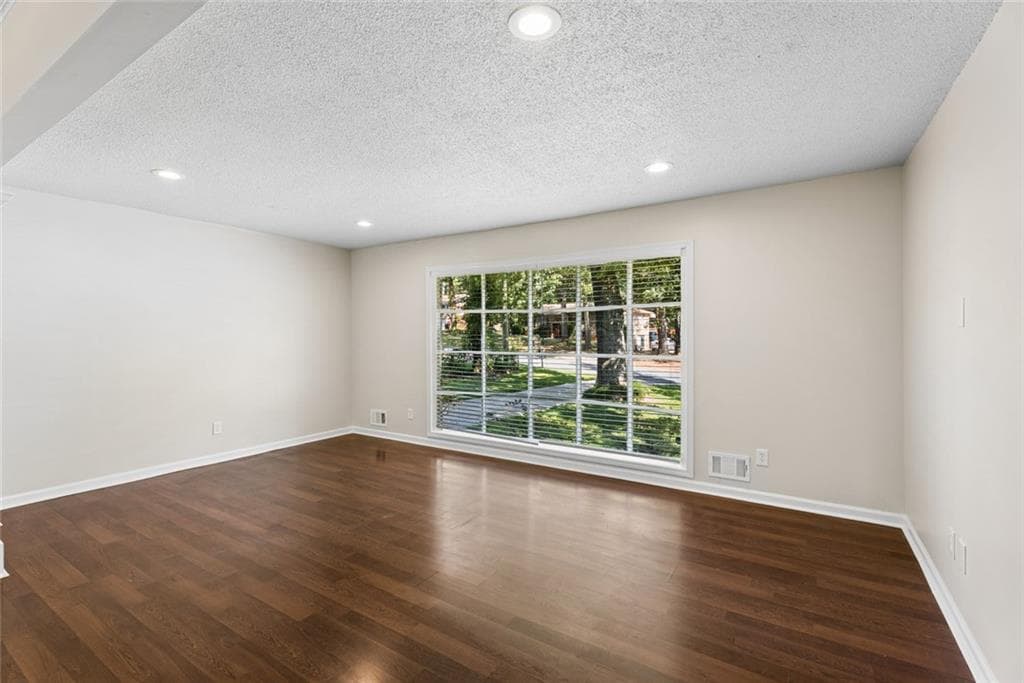 3 bedroom, 2 bathroom, 1,404 sq ft single family residence under contract at 1209 Siesta Lane, Acworth, GA 30102 — photo 4
