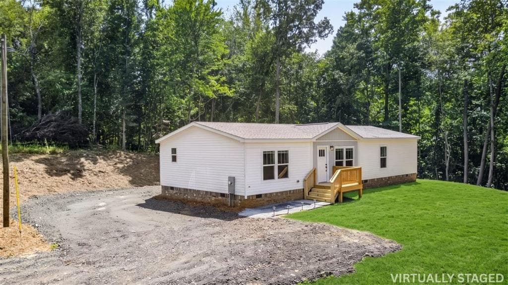 3 bedroom, 2 bathroom, 1,600 sq ft single family residence under contract at 758 Upper Burris Road, Canton, GA 30114 — photo 3