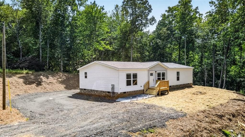 3 bedroom, 2 bathroom, 1,600 sq ft single family residence under contract at 758 Upper Burris Road, Canton, GA 30114 — photo 4
