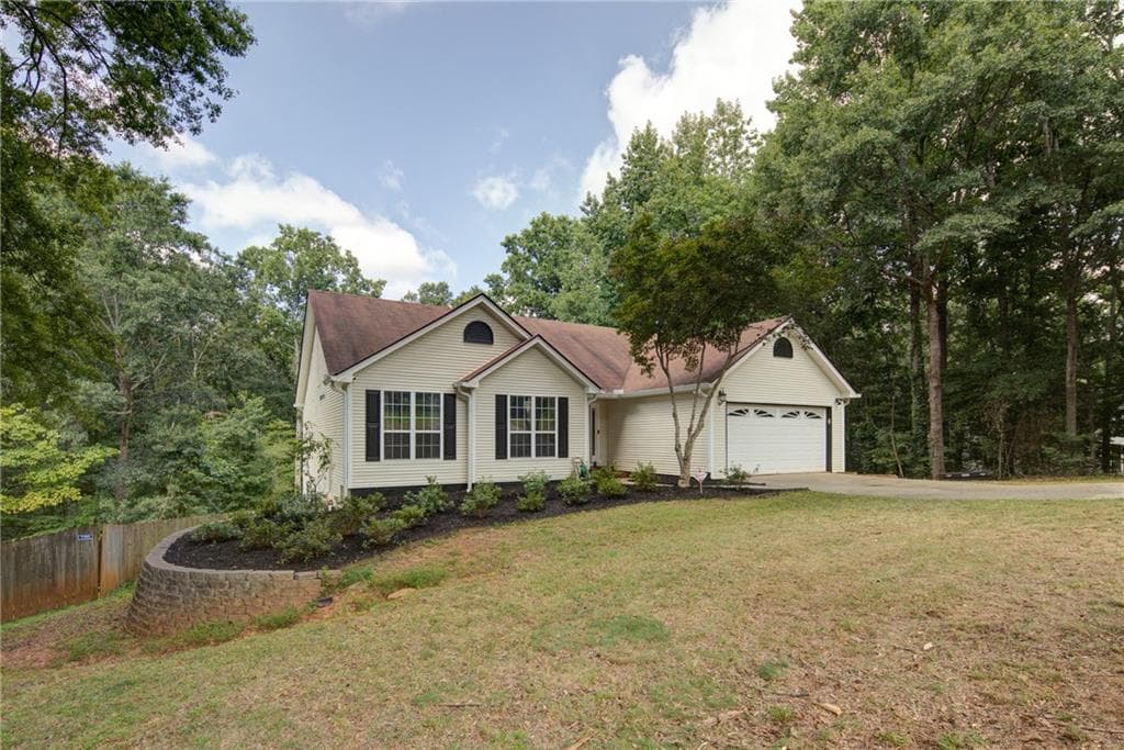 3 bedroom, 2 bathroom, 2,414 sq ft single family residence for sale at 4267 Riviere PT, Gainesville, GA 30507 — photo 5