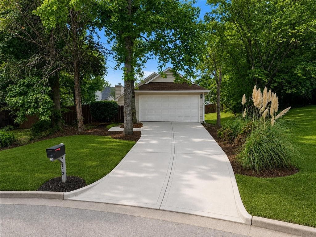 3 bedroom, 2 bathroom, 1,287 sq ft single family residence under contract at 713 Stonebridge Way, Lithonia, GA 30058 — photo 2