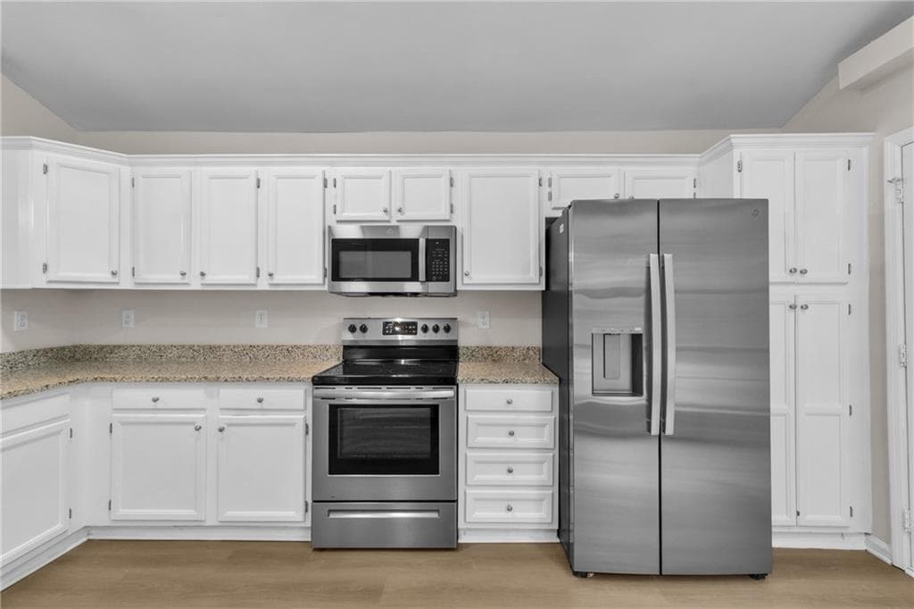 3 bedroom, 2 bathroom, 1,287 sq ft single family residence under contract at 713 Stonebridge Way, Lithonia, GA 30058 — photo 3