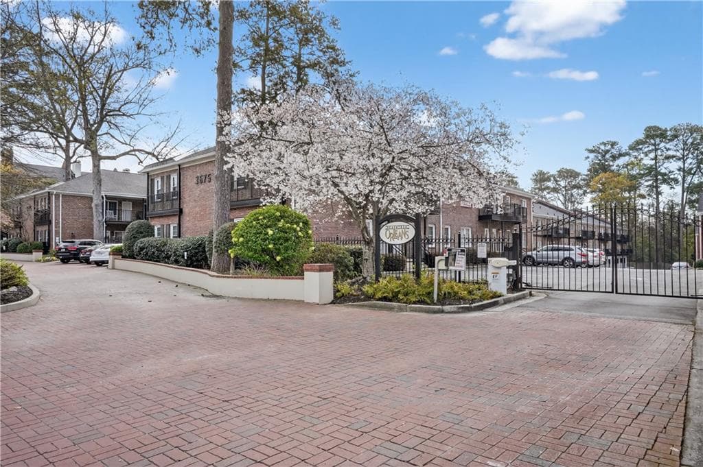 2 bedroom, 2 bathroom, 1,090 sq ft condominium for sale at 3675 Peachtree Road 19, Atlanta, GA 30319