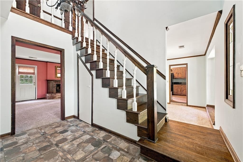 5 bedroom, 3 bathroom, 2,580 sq ft single family residence under contract at 102 Valley Brook Drive, Rome, GA 30161 — photo 8