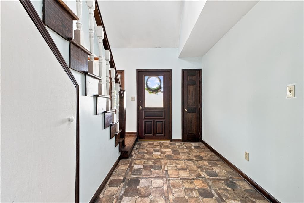 5 bedroom, 3 bathroom, 2,580 sq ft single family residence under contract at 102 Valley Brook Drive, Rome, GA 30161 — photo 9