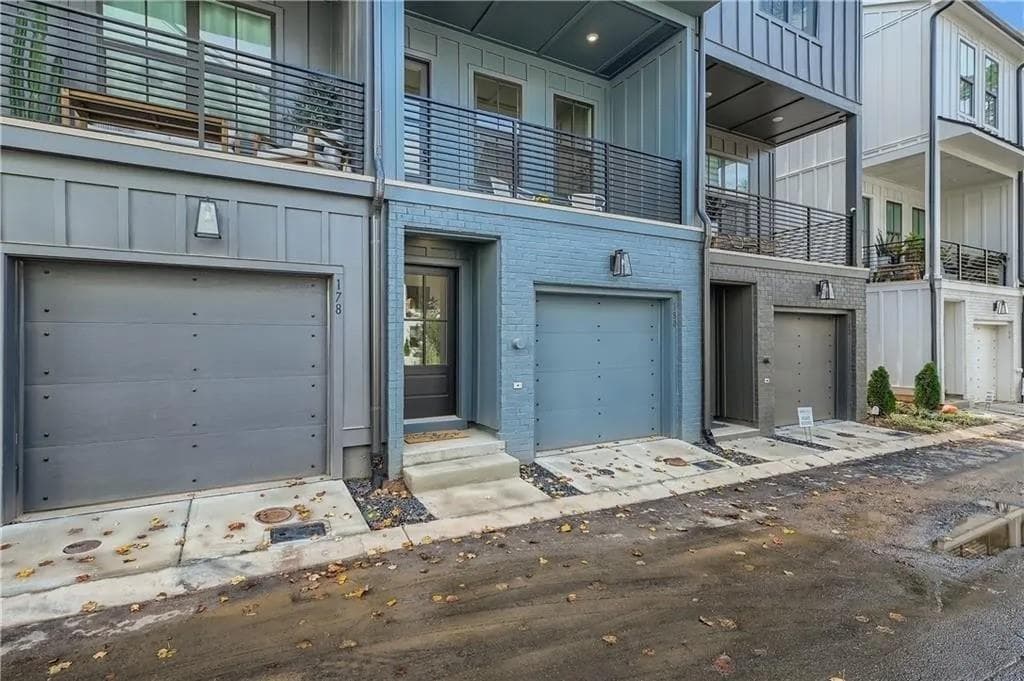 2 bedroom, 2 bathroom, 1,152 sq ft townhouse for rent at 180 Chestnut Circle, Atlanta, GA 30342 for $3,400 a month — photo 2