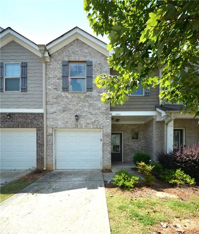 3 bedroom, 3 bathroom, 1,454 sq ft townhouse for sale at 1955 Old Dogwood, Jonesboro, GA 30238