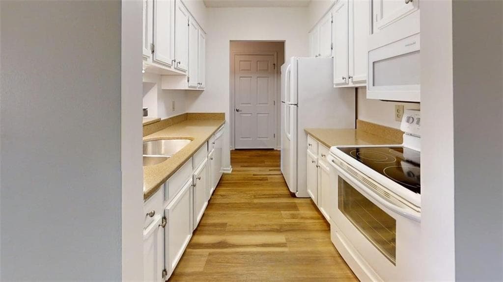 1 bedroom, 1 bathroom, 760 sq ft condominium for sale at 300 Johnson Ferry Road B409, Sandy Springs, GA 30328 — photo 2