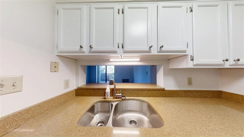 1 bedroom, 1 bathroom, 760 sq ft condominium for sale at 300 Johnson Ferry Road B409, Sandy Springs, GA 30328 — photo 3