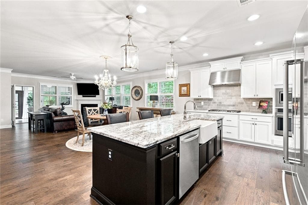 3 bedroom, 3 bathroom, 2,653 sq ft single family residence under contract at 301 Ellington Drive, Canton, GA 30115 — photo 8