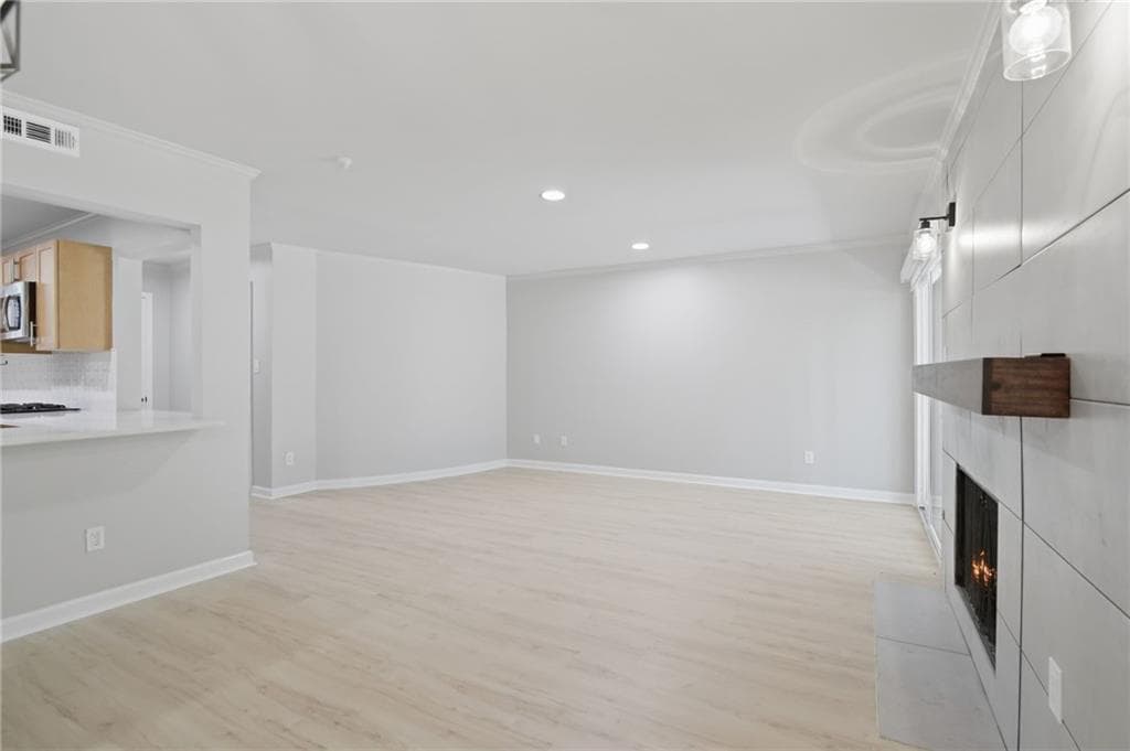 2 bedroom, 2 bathroom, 1,039 sq ft condominium for sale at 5400 Roswell Road N6, Sandy Springs, GA 30342 — photo 3