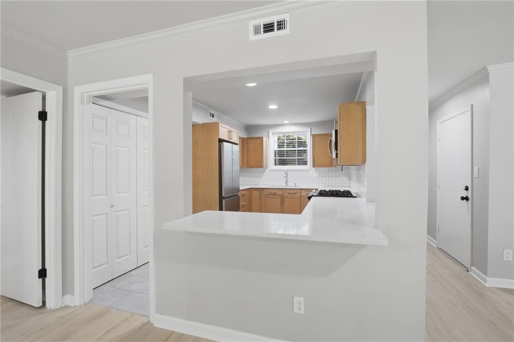 2 bedroom, 2 bathroom, 1,039 sq ft condominium for sale at 5400 Roswell Road N6, Sandy Springs, GA 30342 — photo 5