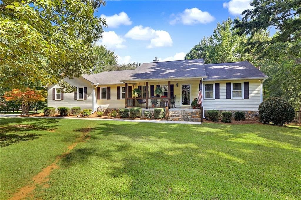 3 bedroom, 2 bathroom, 1,726 sq ft single family residence under contract at 305 Hillview Road, Hampton, GA 30228