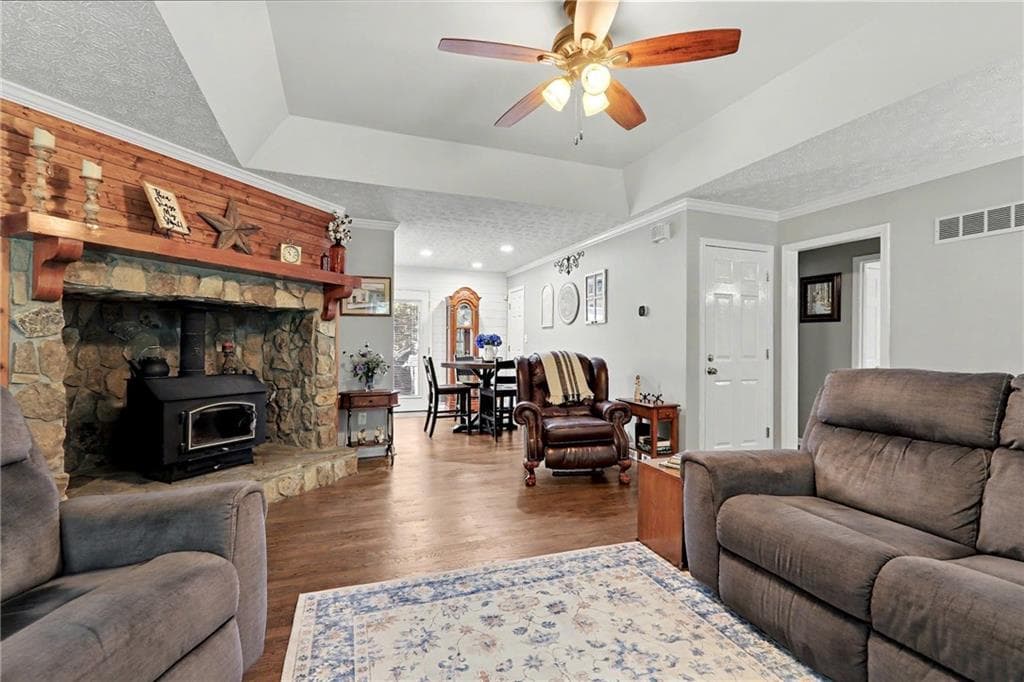 3 bedroom, 2 bathroom, 1,726 sq ft single family residence under contract at 305 Hillview Road, Hampton, GA 30228 — photo 2
