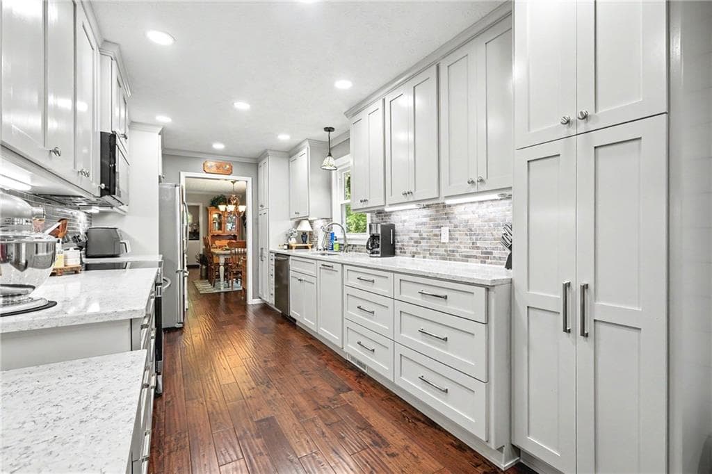3 bedroom, 2 bathroom, 1,726 sq ft single family residence under contract at 305 Hillview Road, Hampton, GA 30228 — photo 4