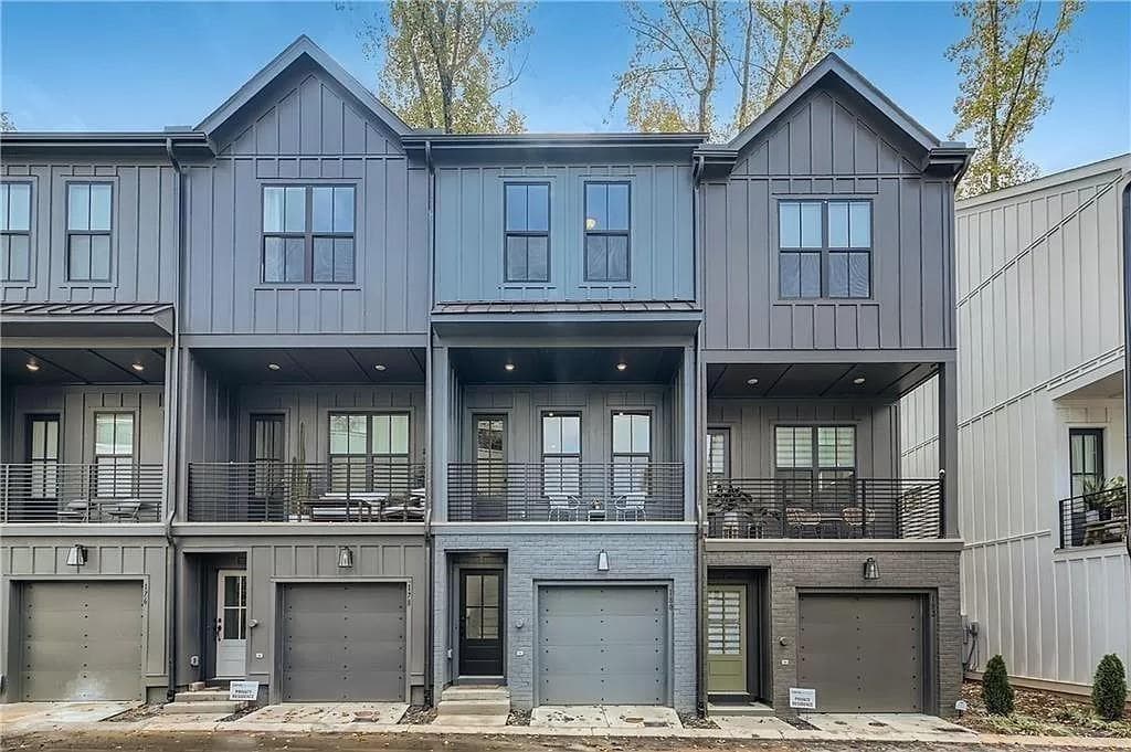2 bedroom, 2 bathroom, 1,162 sq ft townhouse for sale at 180 Chestnut Circle, Atlanta, GA 30342