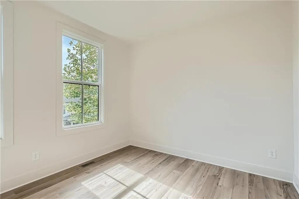 2 bedroom, 2 bathroom, 1,162 sq ft townhouse for sale at 180 Chestnut Circle, Atlanta, GA 30342 — photo 8