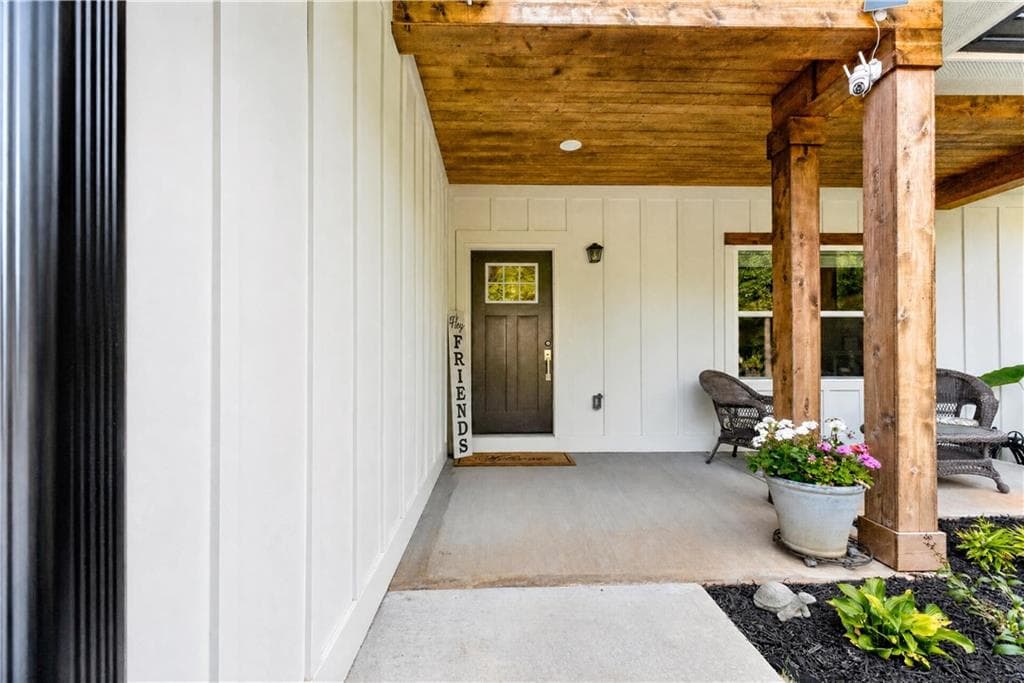 3 bedroom, 3 bathroom, 2,190 sq ft single family residence for sale at 3979 Pointe, Gainesville, GA 30506 — photo 2