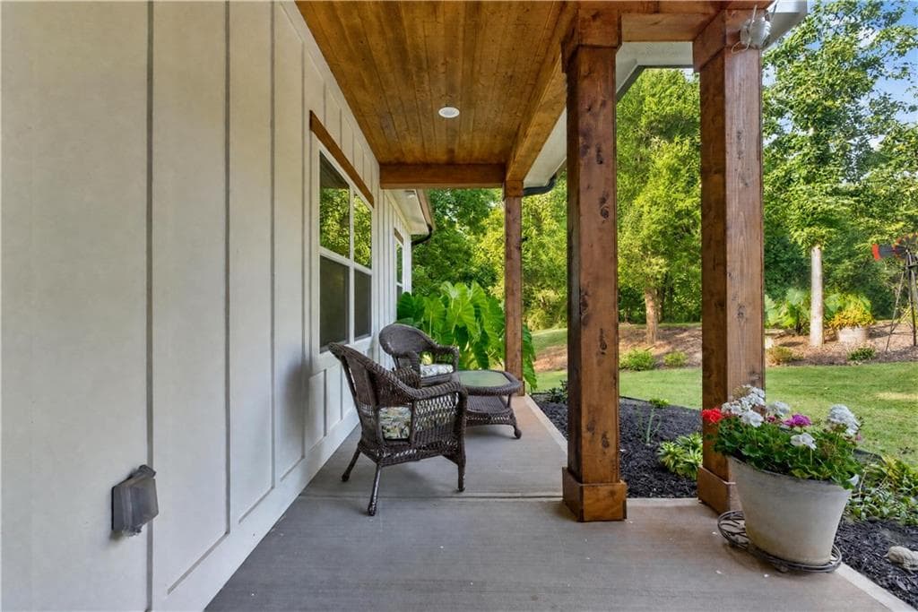 3 bedroom, 3 bathroom, 2,190 sq ft single family residence for sale at 3979 Pointe, Gainesville, GA 30506 — photo 3