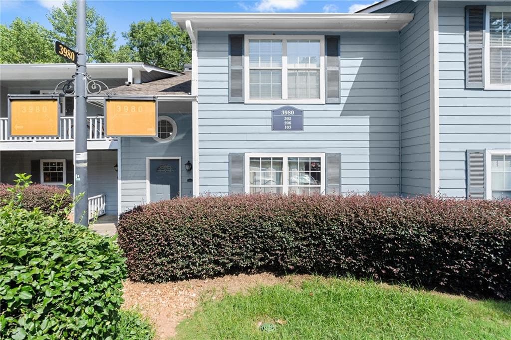1 bedroom, 1 bathroom, 1,092 sq ft condominium for sale at 3980 Riverlook Parkway 103, Marietta, GA 30067 — photo 1 of 30