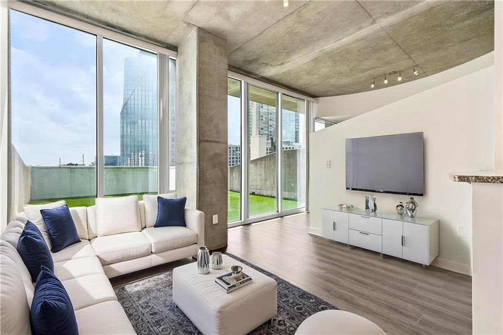 1 bedroom, 1 bathroom, 736 sq ft condominium for sale at 3324 Peachtree Road 808, Atlanta, GA 30326 — photo 6