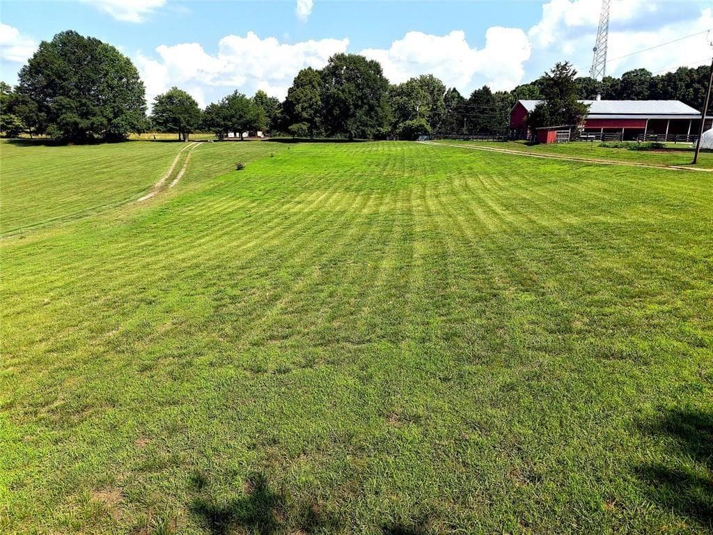4 bedroom, 3 bathroom, 3,103 sq ft single family residence under contract at 213 Blackstock Road, Jefferson, GA 30549 — photo 4