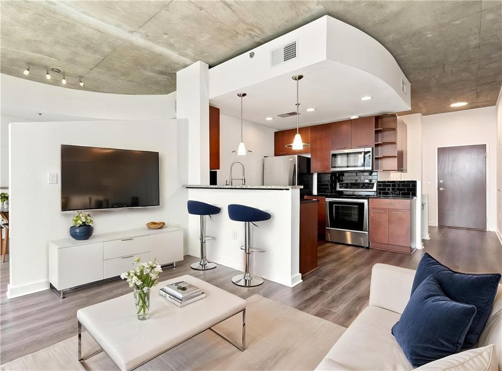 1 bedroom, 1 bathroom, 736 sq ft condominium for sale at 3324 Peachtree Road 808, Atlanta, GA 30326 — photo 3