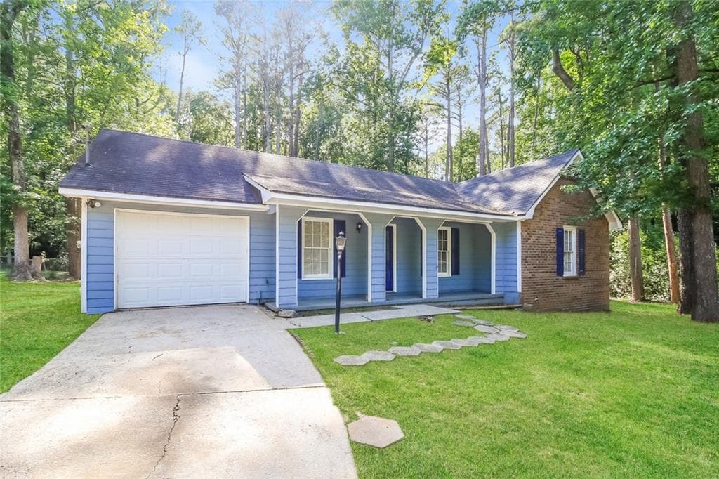 3 bedroom, 2 bathroom, 1,281 sq ft single family residence for sale at 8605 Collins Drive, Jonesboro, GA 30236 — photo 2