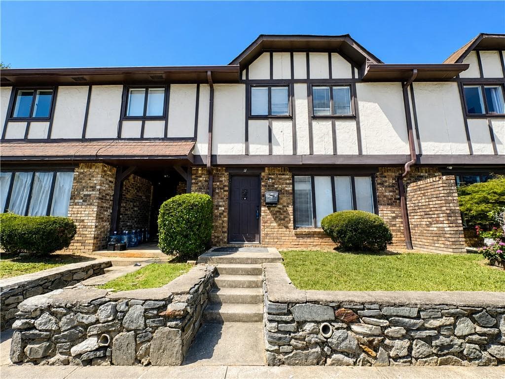 3 bedroom, 2 bathroom, 1,344 sq ft condominium for sale at 1809 Ashborough Cir SE #C, Marietta, GA 30067