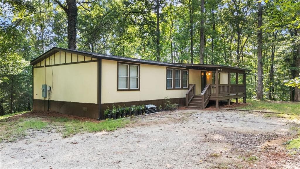 3 bedroom, 2 bathroom, 1,400 sq ft single family residence for sale at 3068 Pierce Road, Gainesville, GA 30507 — photo 2
