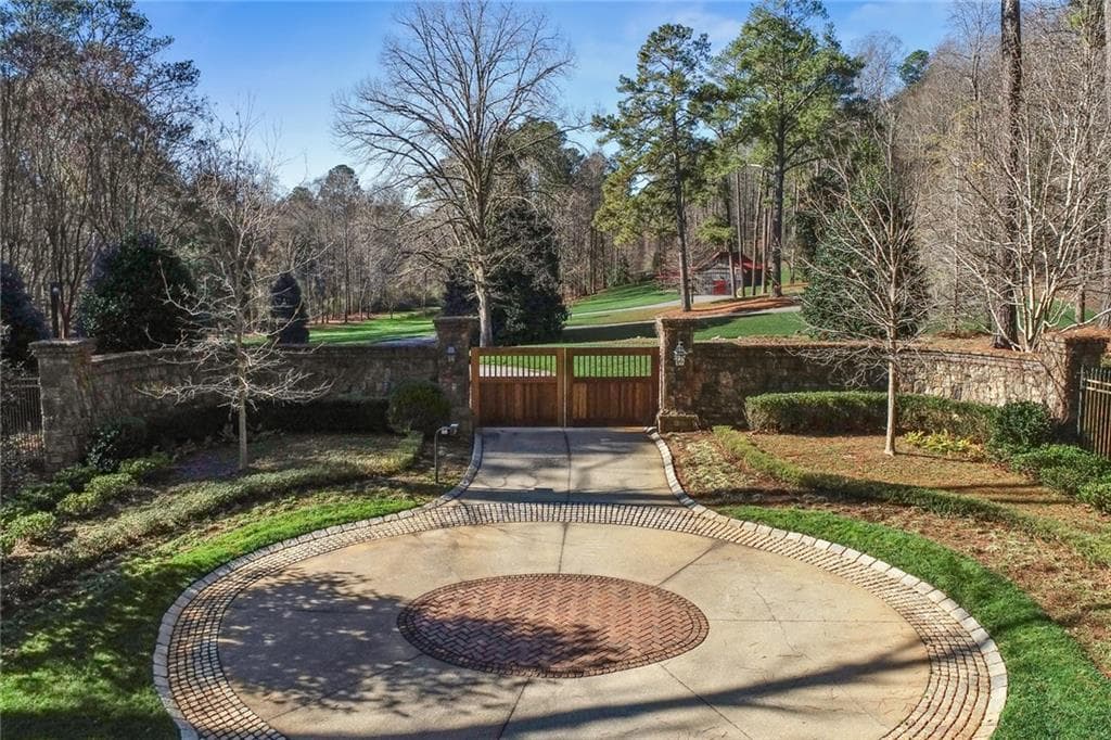 1 bedroom, 1 bathroom single family residence for sale at 4824 Northside Drive, Atlanta, GA 30327 — photo 2